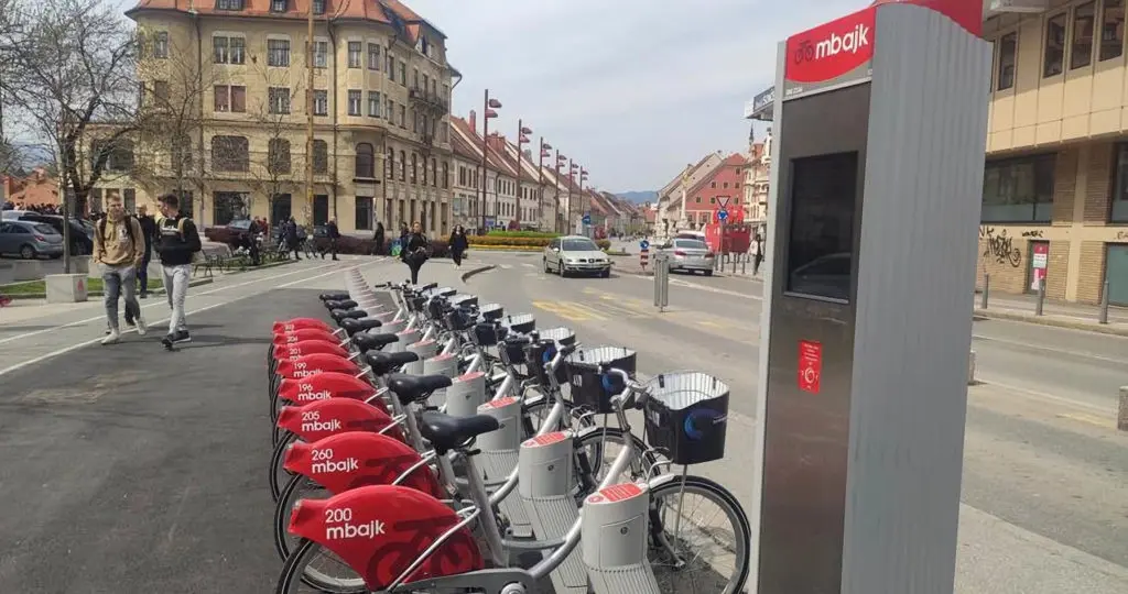 Mbajk sistem izposoje mestnih koles v Mariboru po letu delovanja dobiva dve novi postaji ob Cesti Proletarskih brigad