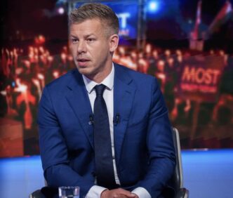 Peter Magyar vir FB politika e1776534622823